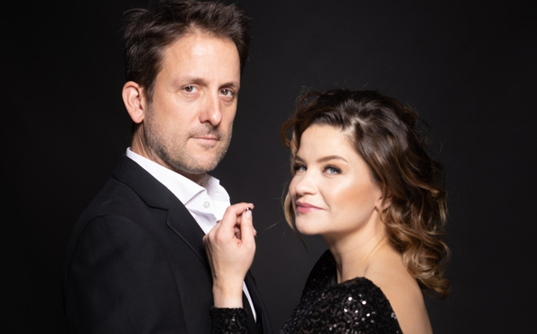 Kuvassa nainen ja mies.