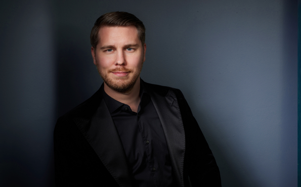 Baritoni Aarne Pelkonen.