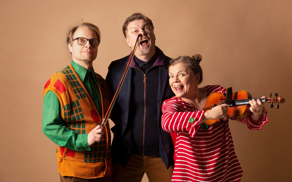 Leikkisässä kuvassa kaksi miestä ja nainen.