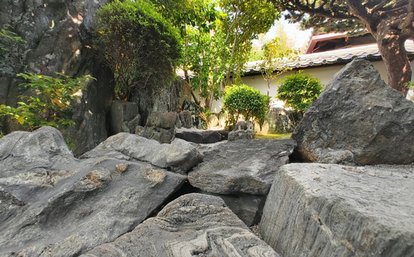 Japanilaisen temppelin kivisilta.